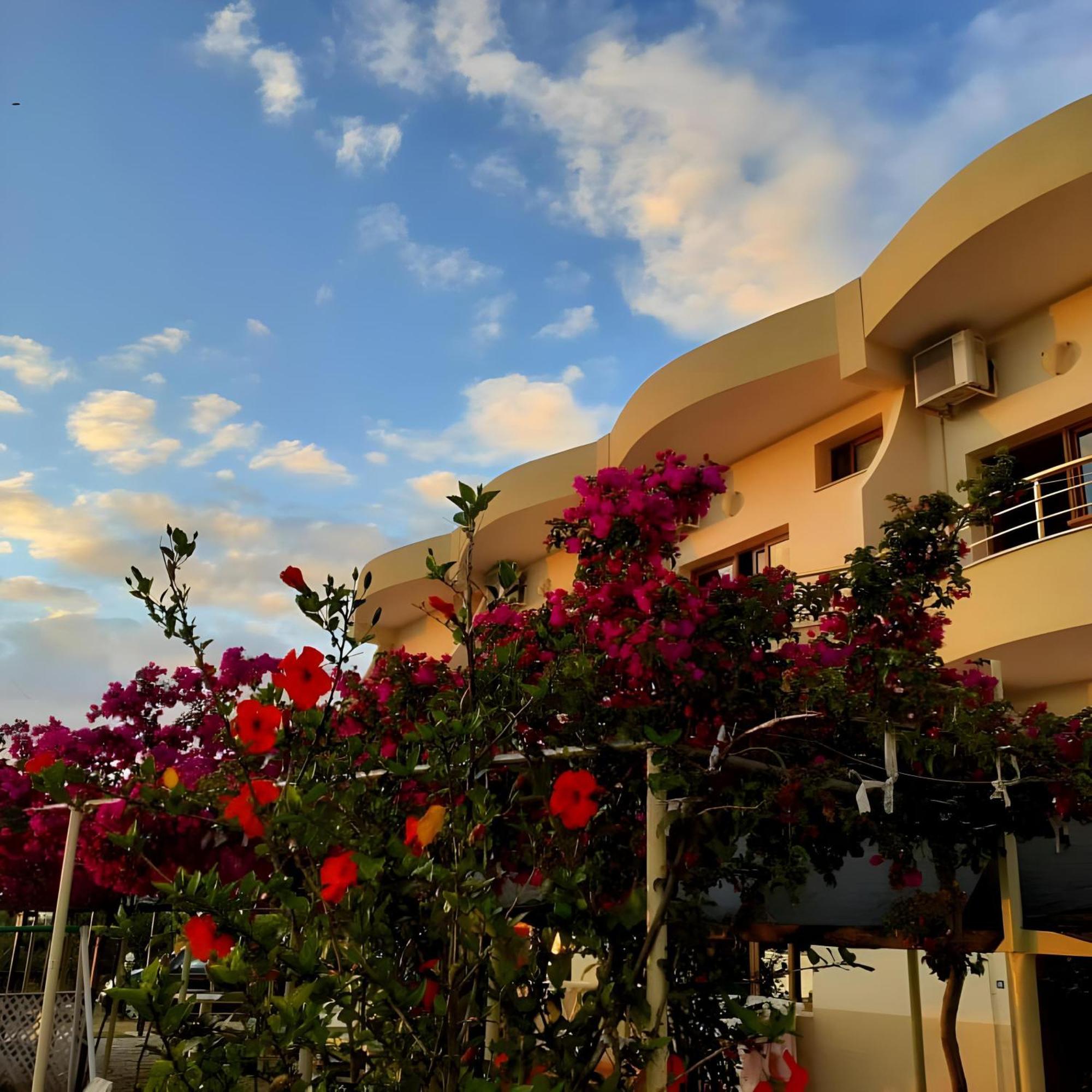 Hotel Sirena Radhima Kültér fotó
