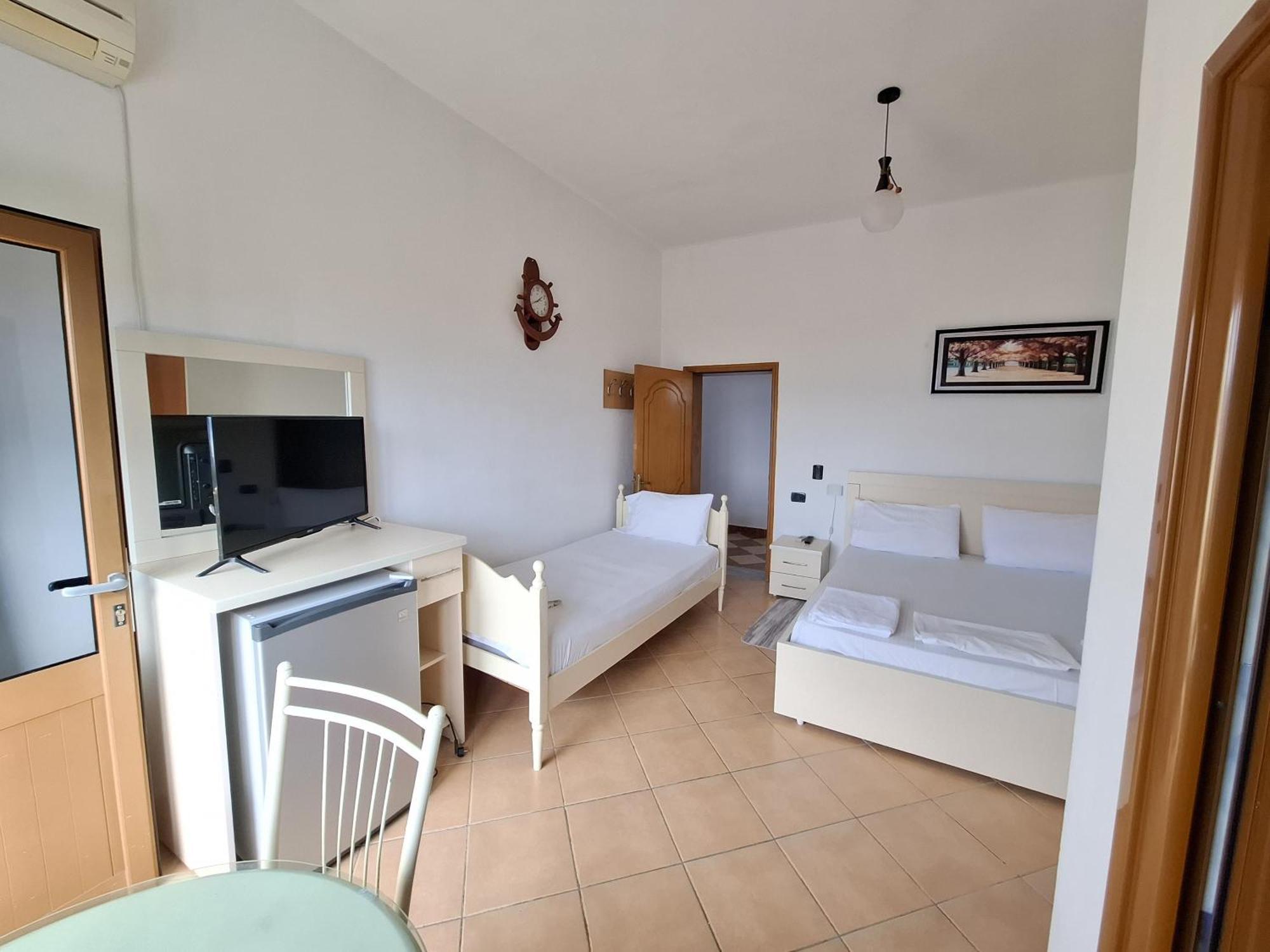 Hotel Sirena Radhima Kültér fotó